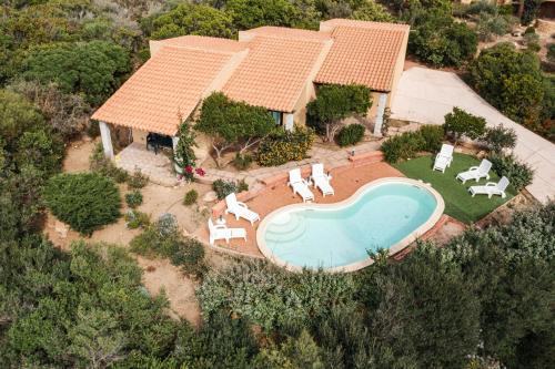 eine Luftansicht eines Hauses mit Pool in der Unterkunft RESIDENCE STELLA MARINA - INFINITYHOLIDAYS in Costa Paradiso