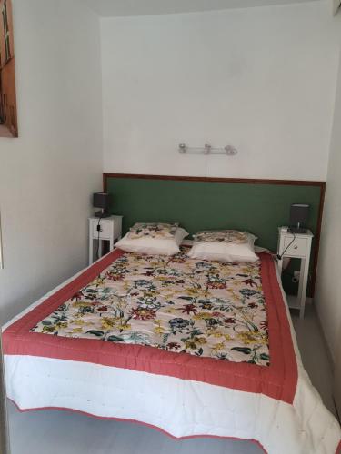 un lit avec une couette dessus dans une chambre dans l'établissement T2 Cannes center, à Cannes