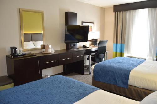 um quarto de hotel com duas camas e uma secretária com um computador em Holiday Inn Express El Reno, an IHG Hotel em El Reno