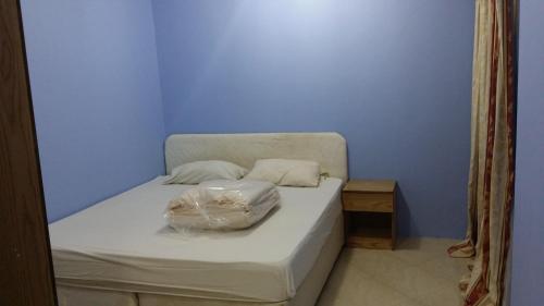 Ένα ή περισσότερα κρεβάτια σε δωμάτιο στο Red Tower Furnished Apartments
