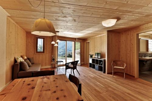 ein Esszimmer und ein Wohnzimmer mit einem Tisch und Stühlen in der Unterkunft BerglandHof Hotel Ernen in Ernen