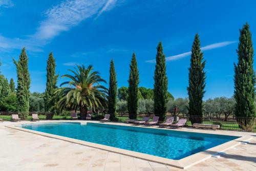 Swimmingpoolen hos eller tæt på HOTEL et APPARTEMENTS DOMAINE DES CLOS - Teritoria