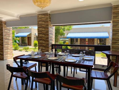 Ресторант или друго място за хранене в Elephant View Lodge & Apartments