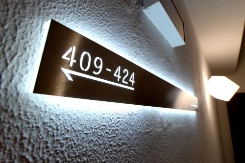 a clock on the side of a wall at Giulivo Hotel & Village in Baia Domizia