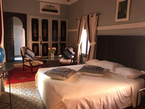 um quarto com uma cama com duas almofadas em Riad Syba em Marrakech