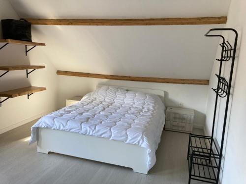 Villa Dhoris في Ferrières: غرفة نوم بسرير ابيض في غرفة