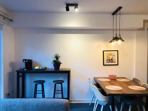 uma sala de jantar com uma mesa e bancos em Apartment 2 bath free parking em Edimburgo