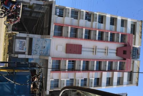 un grand bâtiment avec des tons rouge et blanc dans l'établissement Coastal Peace, à Cox's Bazar