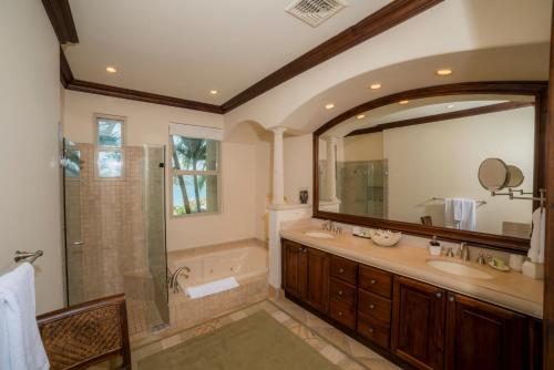 y baño con bañera, lavamanos y ducha. en Los Suenos Resort Marbella 3D, en Herradura