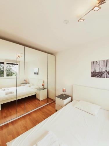 1 dormitorio con 2 camas y espejo en Near Lake Two Bedroom Fully Furnished Apartment, en Viena