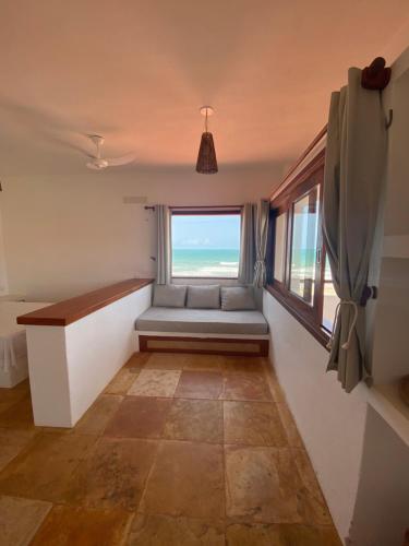 Cette chambre dispose d'une fenêtre offrant une vue sur l'océan. dans l'établissement Navegantes Nascente, à Guajiru