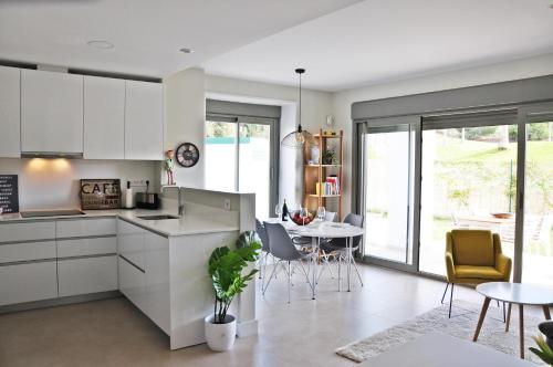 a kitchen and dining room with a table and chairs at Baviera Hills 1a in Málaga