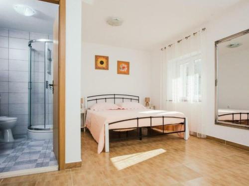 ein Schlafzimmer mit einem Bett und einer Dusche sowie ein Badezimmer in der Unterkunft Holiday house Buljanovi Dvori with private pool in Runović
