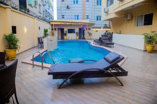 PRESKEN HOTELS @FAJODD-4 tesisinde veya buraya yakın yüzme havuzu