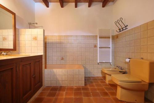 A bathroom at Can Guillo