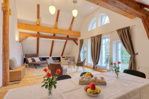 ein Esszimmer und ein Wohnzimmer mit einem Tisch und Stühlen in der Unterkunft Bunter Bock / Die Harz-Urlaubs-Alm in Clausthal-Zellerfeld