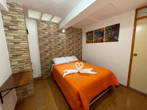 1 dormitorio con 1 cama con arco en Big Vacation Hostel, en Cusco