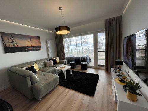 Χώρος καθιστικού στο Apartament Bajeczny z widokiem na jezioro w Nautica Resort