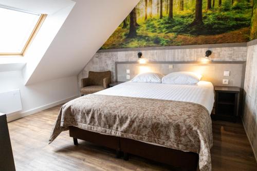 a bedroom with a bed with a painting on the wall at Hotel De Maaskant in Maaseik