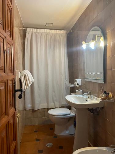 Koupelna v ubytování Hostal Rural Poqueira