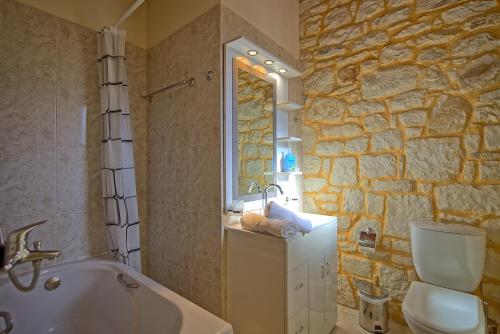 Ванна кімната в Villa Vrisses by PosarelliVillas