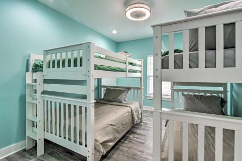 ein Schlafzimmer mit 2 Etagenbetten und einem Kinderbett in der Unterkunft Galveston Home with Boat Launch Access, Near Beach! in Galveston