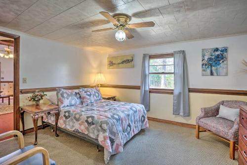 سرير أو أسرّة في غرفة في Heathsville Home with Sunroom Less Than 10 Mi to Beach!