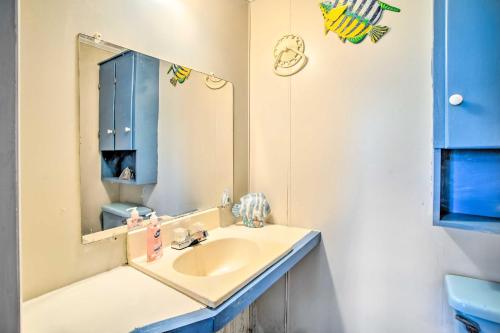 A bathroom at Heathsville Home with Sunroom Less Than 10 Mi to Beach!