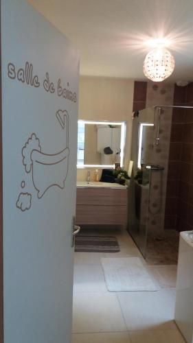 eine Küche mit einer Tür, an der ein Schild hängt in der Unterkunft Chambre chez l'habitant LGBT près de la plage naturiste de Granville in Bréville-sur-Mer