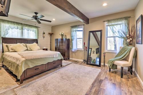 Кровать или кровати в номере Quaint Creekside Cottage with Porch and Backyard!