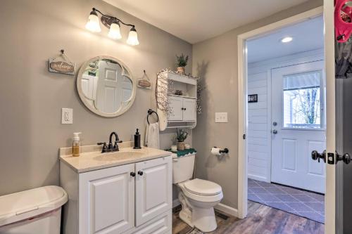 Ванная комната в Quaint Creekside Cottage with Porch and Backyard!