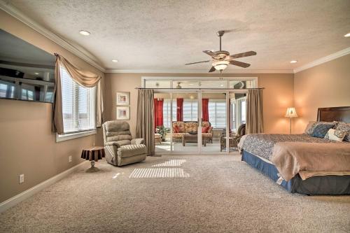 Ruang duduk di Spacious Baneberry Home with Lake Douglas Views!