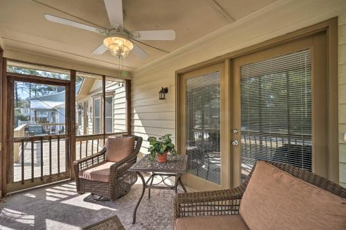 Ruang duduk di Oak Island Getaway with Yard - Walk to Beach!