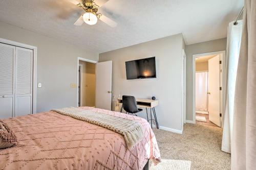 Katil atau katil-katil dalam bilik di Oak Island Getaway with Yard - Walk to Beach!