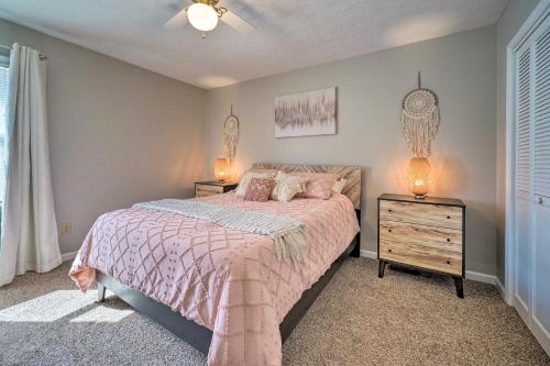 Katil atau katil-katil dalam bilik di Oak Island Getaway with Yard - Walk to Beach!