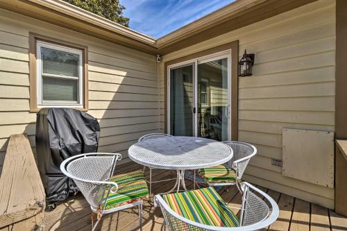 Balkoni atau teres di Oak Island Getaway with Yard - Walk to Beach!