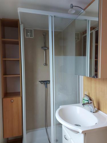 Phòng tắm tại Stacaravan 169 5* camping De kuilart in Friesland