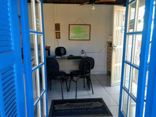 Suites Marisol Buzios في بوزيوس: غرفة مع طاولة وكراسي في غرفة