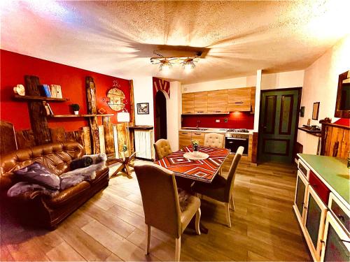 sala de estar con mesa y sofá en La Maison Des Artistes - Mont Blanc en Morgex