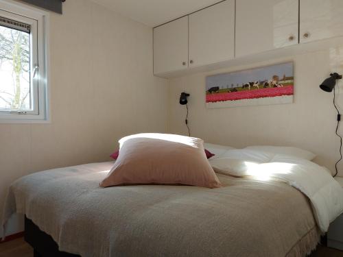 Ein Bett oder Betten in einem Zimmer der Unterkunft Stacaravan 161 5* camping De kuilart in Friesland