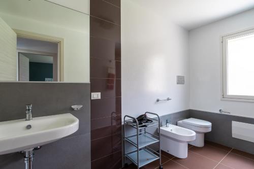 Ett badrum på Nuova Villa a Scopello con piscina privata