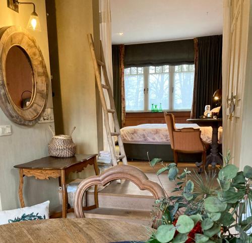 - un salon avec un lit, une table et des chaises dans l'établissement De Epicurist, à Hasselt