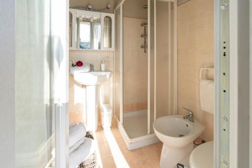 サン・フェリーチェ・デル・ベナーコにあるAppartamento Agataのバスルーム(トイレ、洗面台、シャワー付)