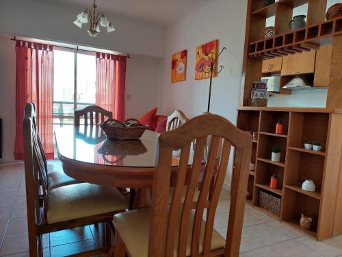 a dining room with a table and chairs in a room at Dpto. luminoso, céntrico, nuevo: LA SERENA in Tandil