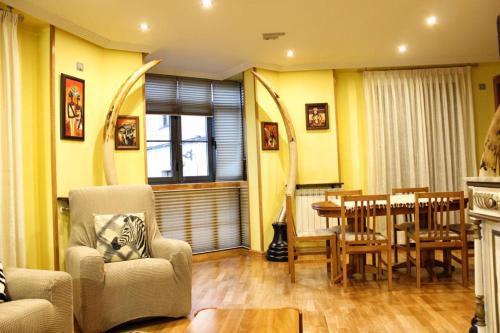 a living room with a table and a dining room at Piso Molly in León