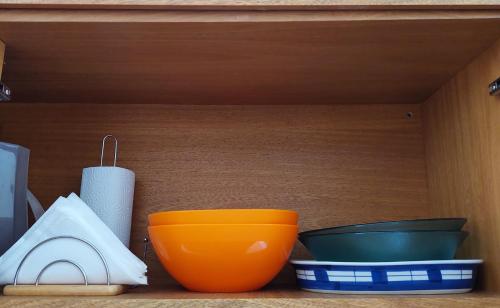 a drawer with bowls and a roll of paper towels at Dpto. luminoso, céntrico, nuevo: LA SERENA in Tandil