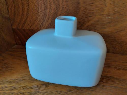 a white soap bottle sitting on top of a table at Dpto. luminoso, céntrico, nuevo: LA SERENA in Tandil