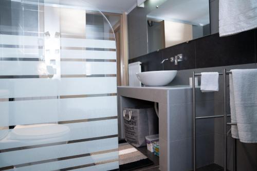 A bathroom at Sea & View Villas