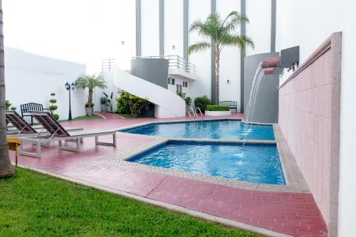 a swimming pool on the side of a building at Hotel Mirage in La Piedad Cavadas