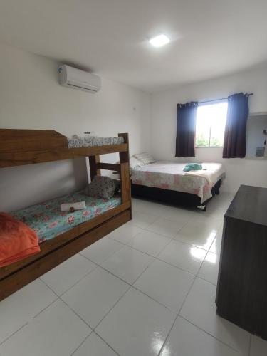 a room with two bunk beds and a window at Aconchego da Nina in Jijoca de Jericoacoara